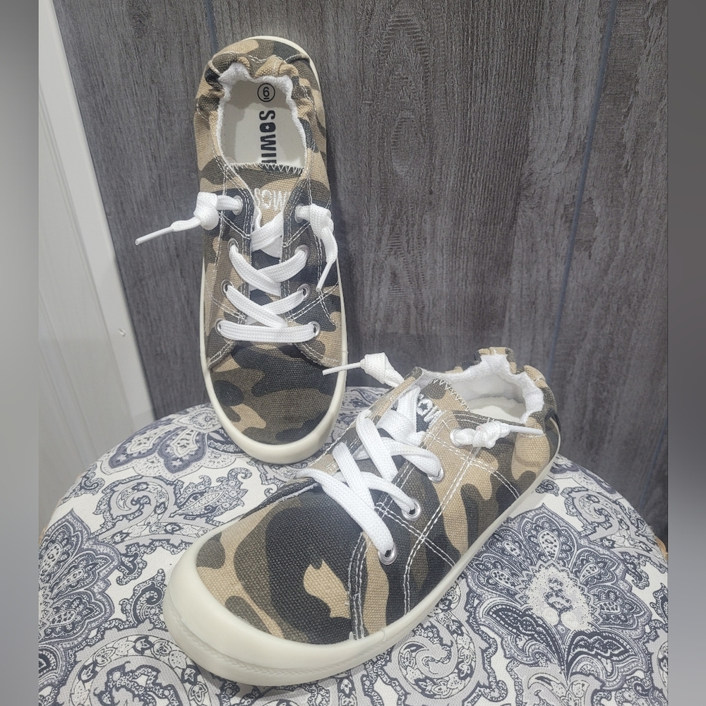 NWT Sowift Women's Camoflauge Sneakers Size 6